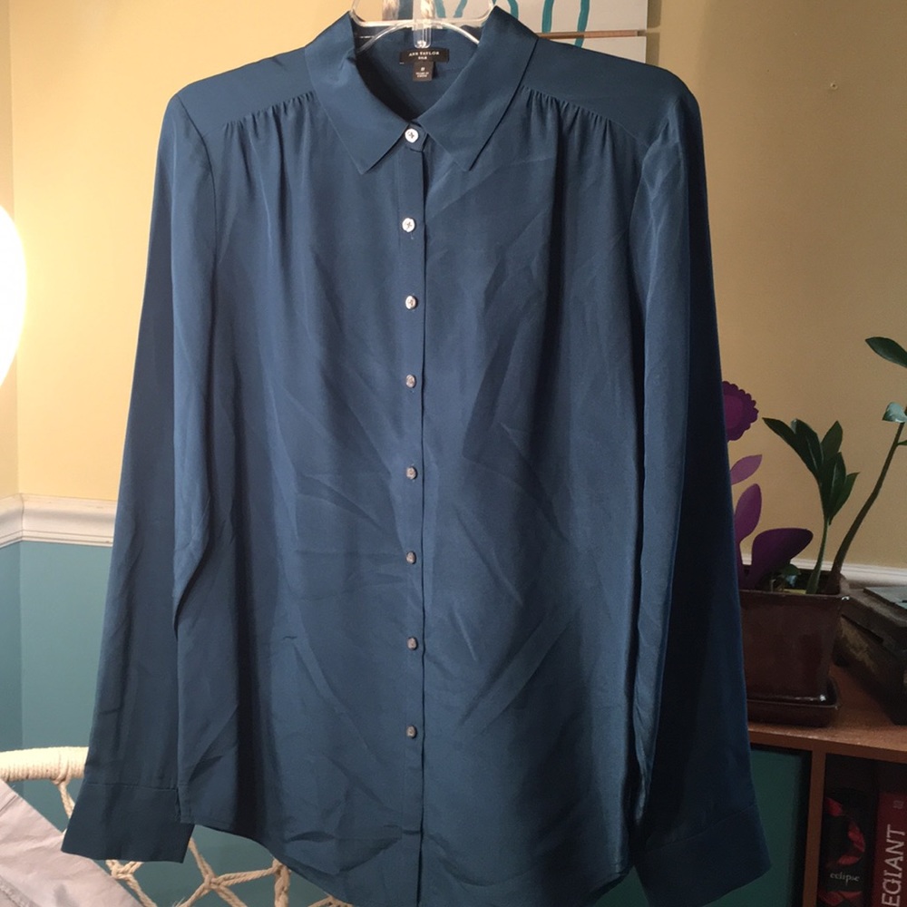 🌻Anne Taylor silk shirt